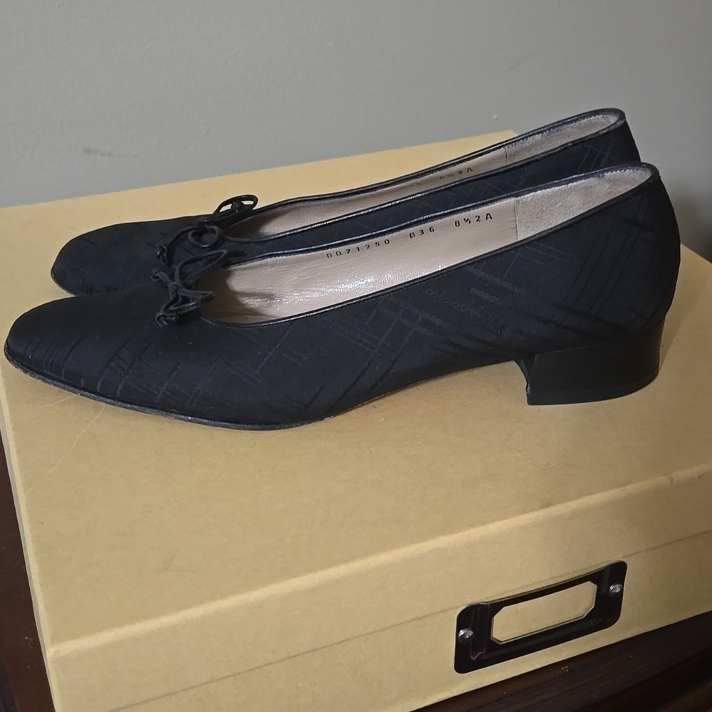 Salvatore Ferragamo Black Bow Heels Size 8.5 - Picture 7 of 11